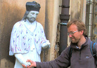 Jens Weber mit Statue in Osek